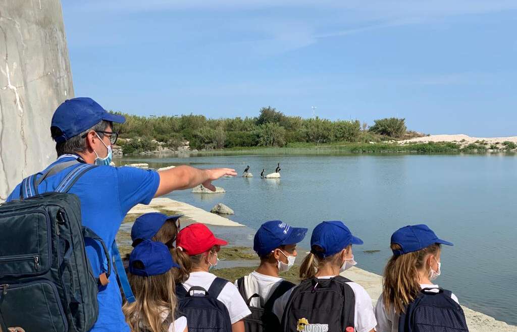 I BAMBINI CHE STANNO ALL’ARIA APERTA, CHE SI ARRAMPICANO E CHE SI SPORCANO NEL FANGO MIGLIORANO IL LORO PROCESSO EDUCATIVO, SONO PIU’ FELICI, SERENI, EDUCATI E RISPETTOSI.