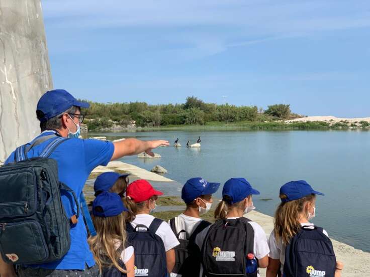 I BAMBINI CHE STANNO ALL’ARIA APERTA, CHE SI ARRAMPICANO E CHE SI SPORCANO NEL FANGO MIGLIORANO IL LORO PROCESSO EDUCATIVO, SONO PIU’ FELICI, SERENI, EDUCATI E RISPETTOSI.